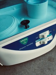 Vicks Ultrasonic Cool Mist Humidifier 1.2 Gal-Filter Free-V5100-N-Original box