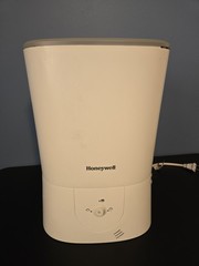 Honeywell HWM440W Warm Mist Humidifier 1 Gallon Visible Moisture White No Filter