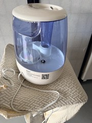 Vicks Ultrasonic Tabletop Humidifier White Blue Adjustable Quiet Medium Room