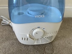 Vicks Cool Mist Humidifier Medium Room 1.1 Gallon Tank Humidifier VEV480V1