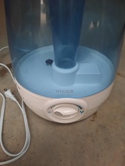 Vicks V4600 1.2gal. Cool Mist Humidifier Used