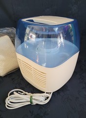 Vicks Filtered Cool Mist Humidifier 1.1 Gallon w/ 3 Filters White Blue VEV400V1