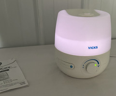 Vicks Natural Care Ultrasonic Humidifier – Diffuser – VapoPads & Nighttime-light