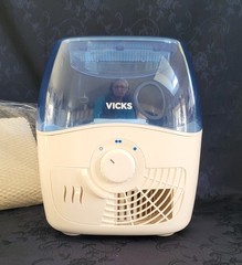 Vicks Filtered Cool Mist Humidifier 1.1 Gallon w/ 3 Filters White Blue VEV400V1