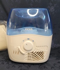Vicks Filtered Cool Mist Humidifier 1.1 Gallon w/ 3 Filters White Blue VEV400V1