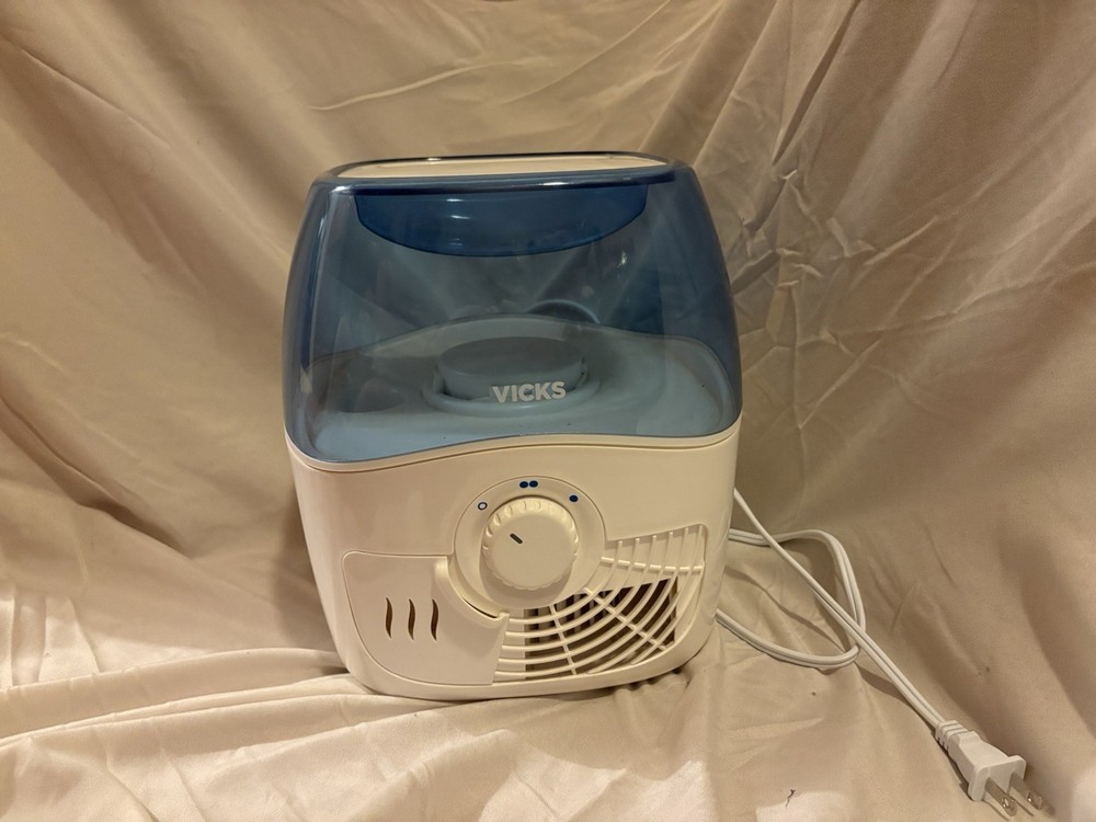 Vicks Invisible Mist Tabletop Humidifier Adjustable Control White/Blue PWF2