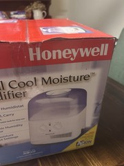 Honeywell HCM-525 Cool Mist Humidifier, Adjustable Humidistat Small/Medium Rooms