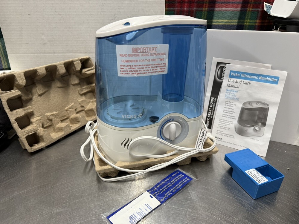 Vicks Ultraquiet Cool Mist Humidifier – White/Blue V5100NS New Open Box Read