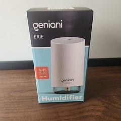 Mini Cool Mist Humidifier 8.45 ft.oz/ 250ml White Geniani, New Sealed, Free Ship