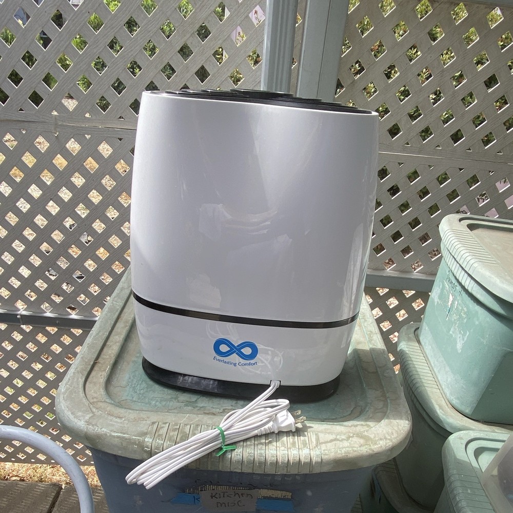 Everlasting Comfort Cool Mist Tabletop Humidifier Wired, 0.7 Gal 215 sq ft