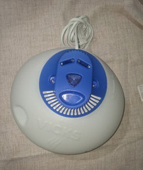 Vicks Tabletop Vaporizer Humidifier White/Blue Auto Shut Off 100 sq ft 0.6 gal